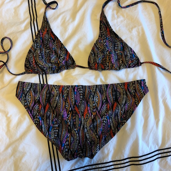 Bikini - Picture 3 of 8